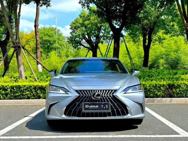 Фотография автомобиля — Lexus ES