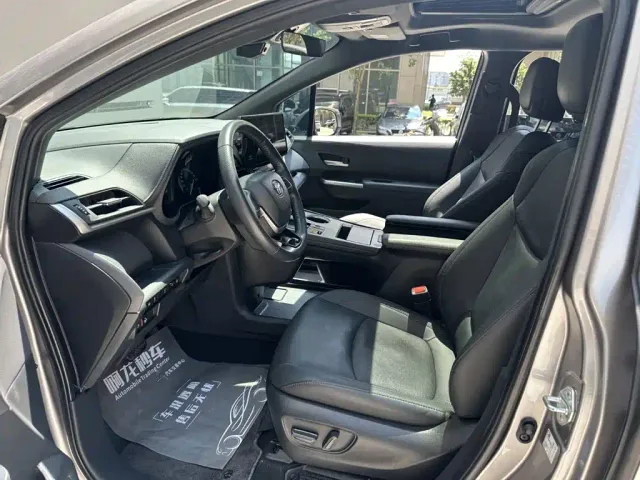 Toyota Sienna — Фото автомобиля 13