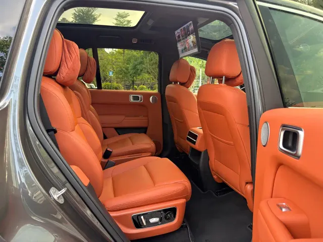 Li Auto L8 — Фото автомобиля 14
