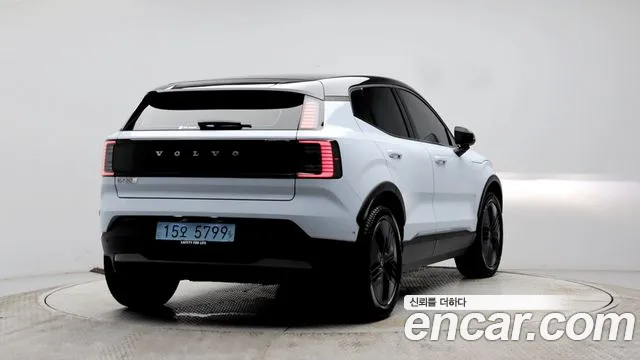 Volvo EX30 Cross Country — Фото автомобиля 2