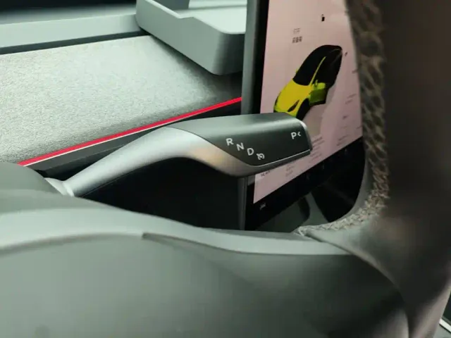 Tesla Model Y — Фото автомобиля 13