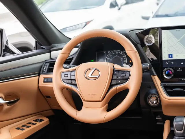Lexus ES — Фото автомобиля 14