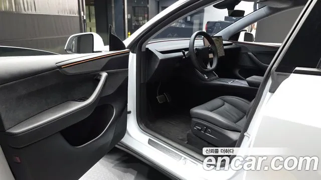 Tesla Model Y — Фото автомобиля 15