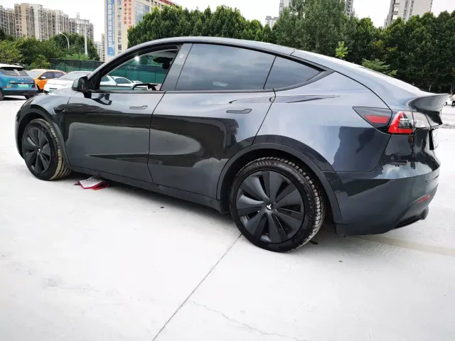 Tesla Model Y — Фото автомобиля 15