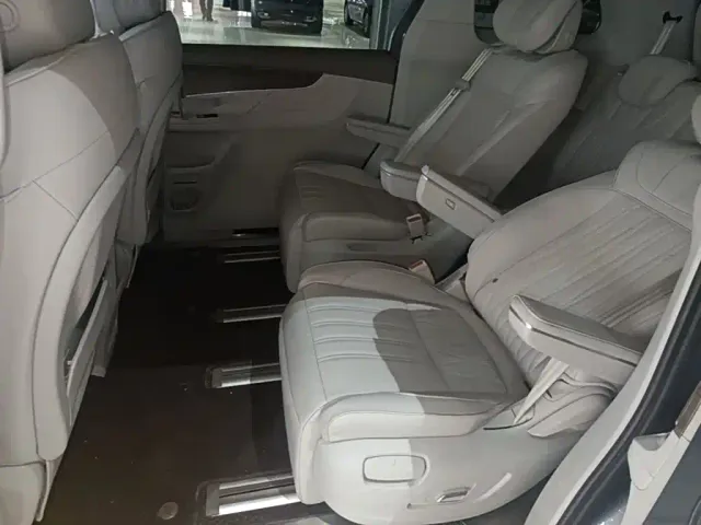Roewe iMAX8 — Фото автомобиля 16