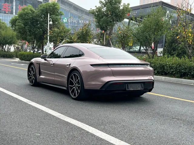 Porsche Taycan — Фото автомобиля 13