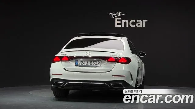 Mercedes-Benz E-Class — Фото автомобиля 4