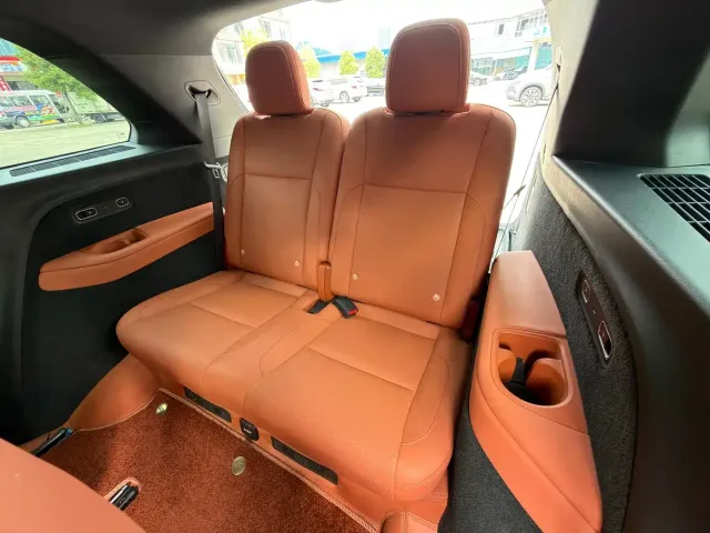Li Auto L8 — Фото автомобиля 13
