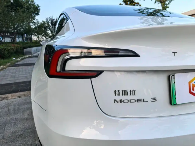 Tesla Model 3 — Фото автомобиля 12