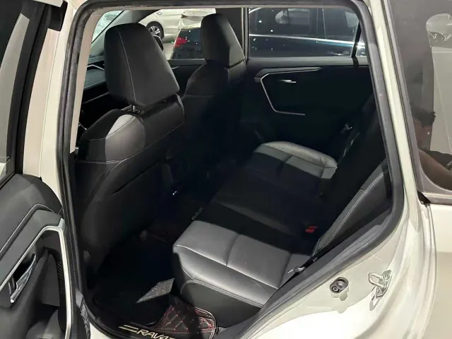 Toyota RAV4 — Фото автомобиля 8