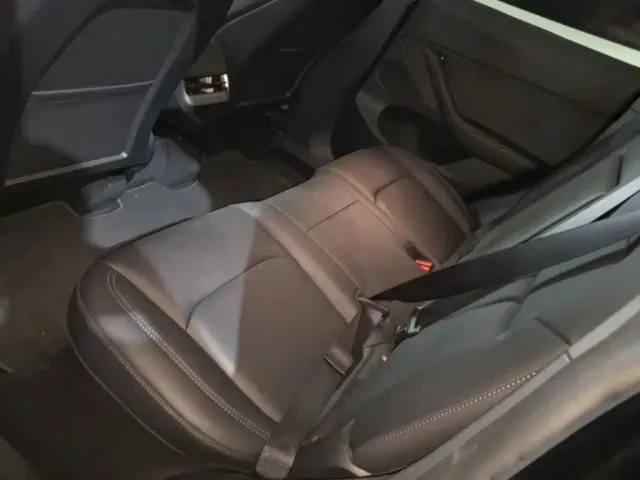 Tesla Model Y — Фото автомобиля 16