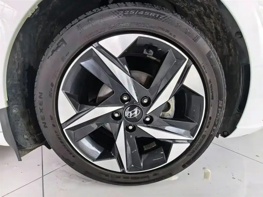 Hyundai Elantra 2022 1.5L CVT LUX Premium Edition — Фото автомобиля 18