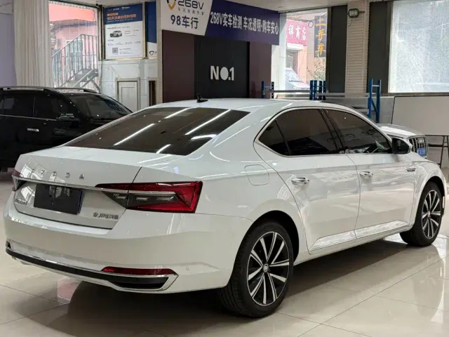 Skoda Superb — Фото автомобиля 4