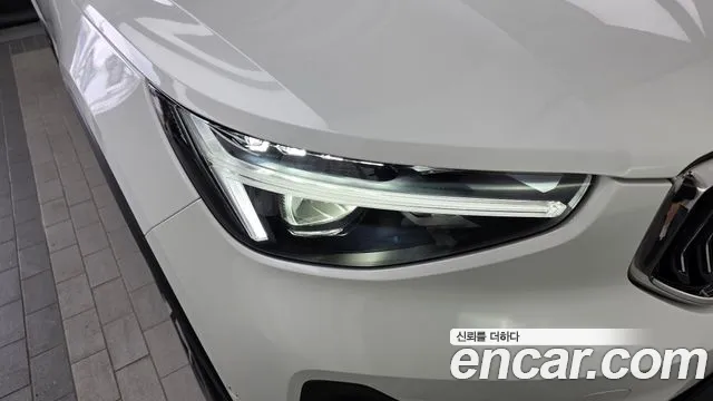 Вольво XC40 B4 Ultimate Bright — Фото автомобиля 18