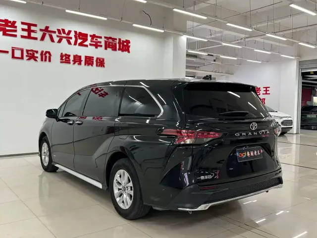 Toyota Granvia — Фото автомобиля 14