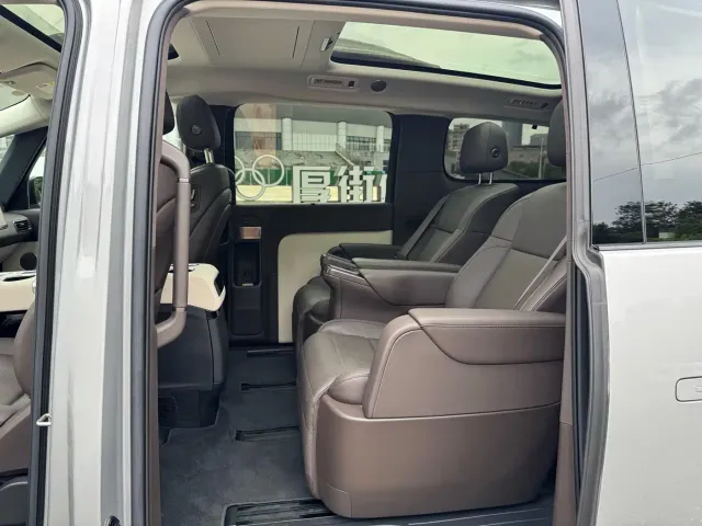 Li Auto MEGA — Фото автомобиля 9