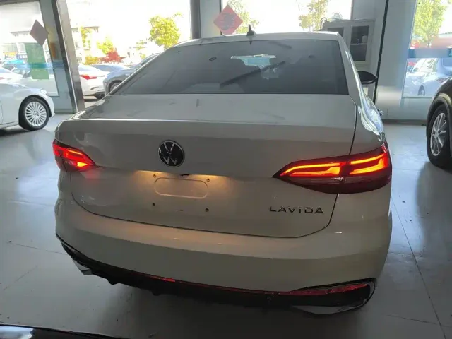Volkswagen Lavida — Фото автомобиля 3