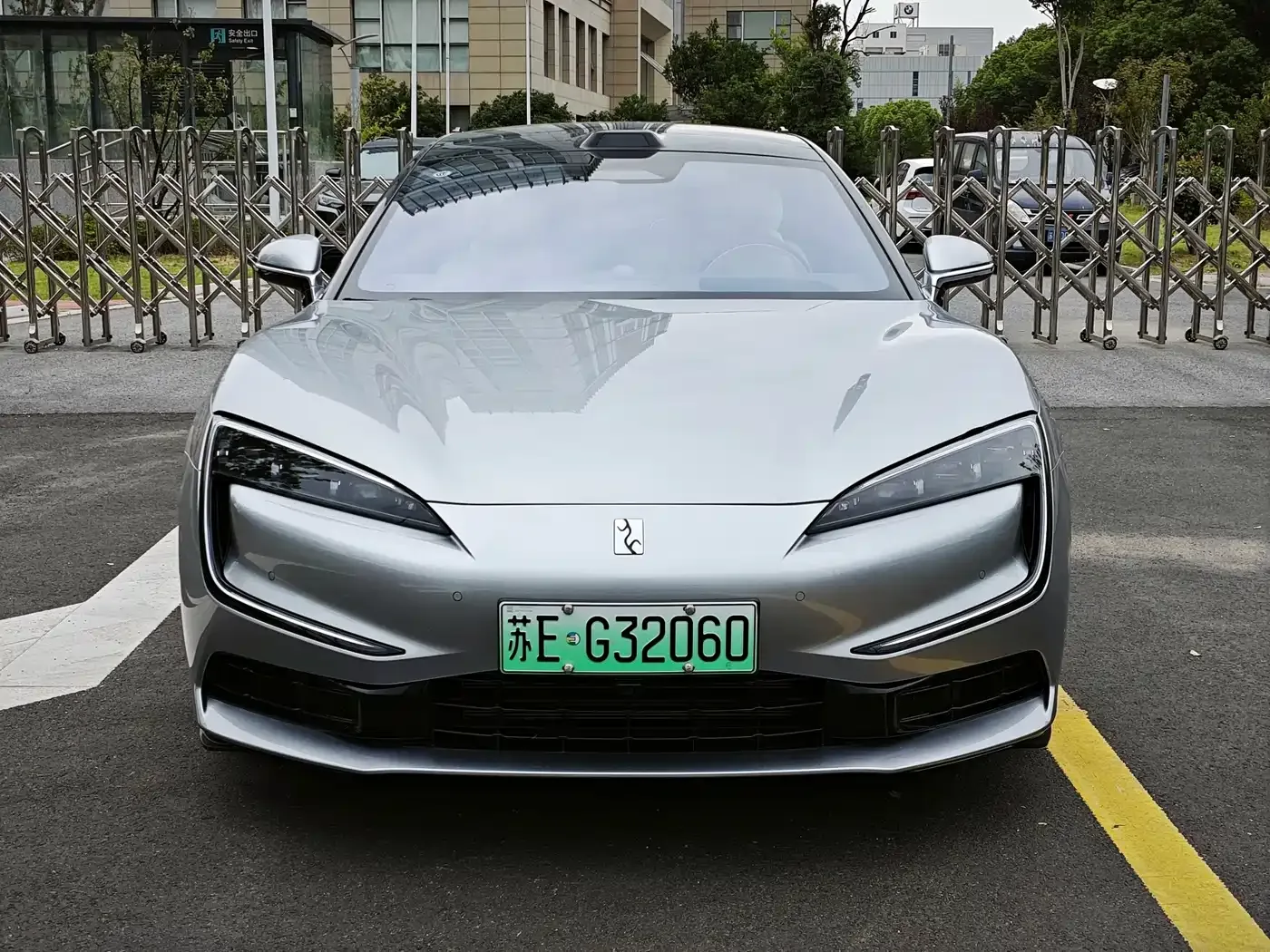 Yangwang Yangwang U7 2025 Model PHEV 4-Seat Flagship — Фото автомобиля 2