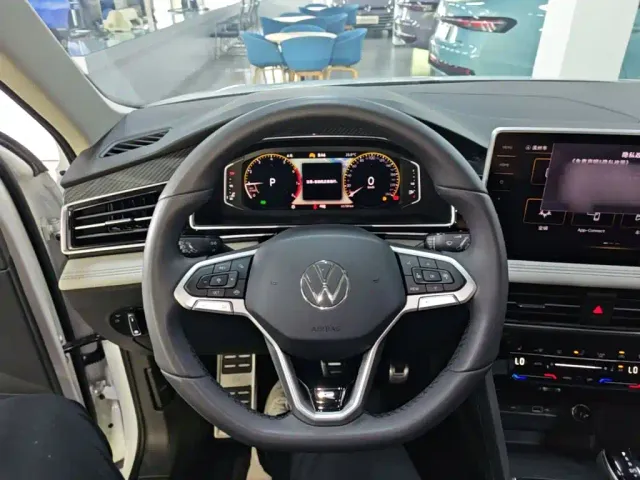 Volkswagen Tiguan L — Фото автомобиля 10
