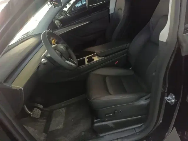 Tesla Model Y — Фото автомобиля 14