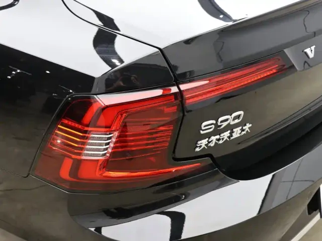 Volvo S90 — Фото автомобиля 27