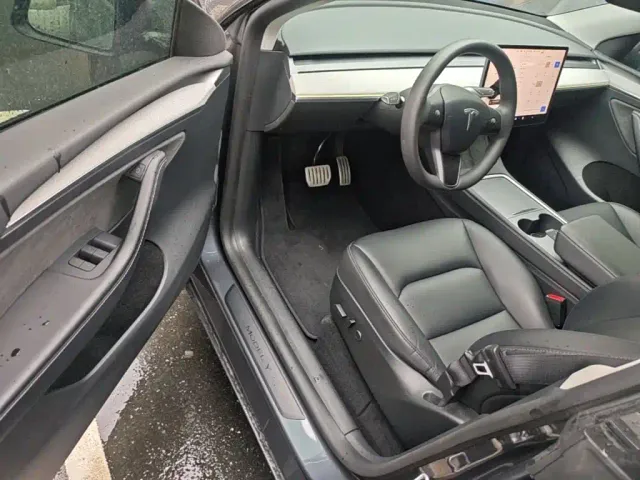 Tesla Model Y — Фото автомобиля 15