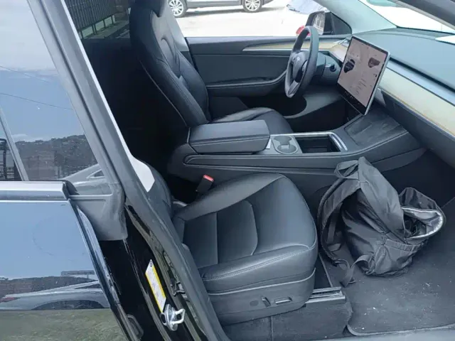 Tesla Model Y — Фото автомобиля 24