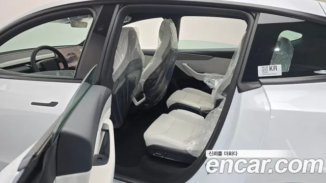Tesla Model Y — Фото автомобиля 12