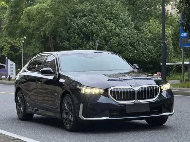 BMW 5 Series — Фото автомобиля 9