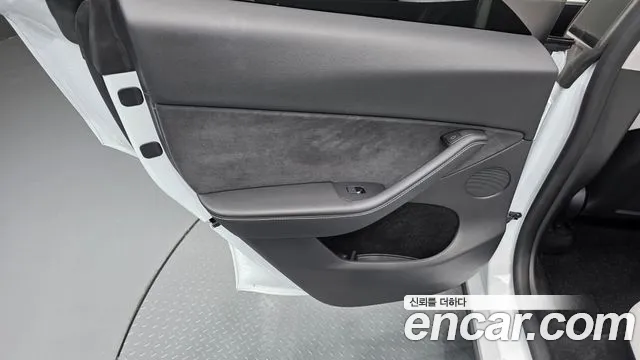 Tesla Model Y — Фото автомобиля 13