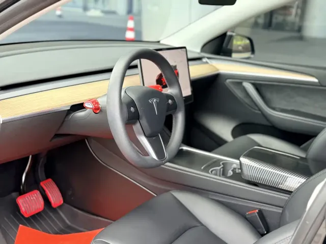 Tesla Model Y — Фото автомобиля 12