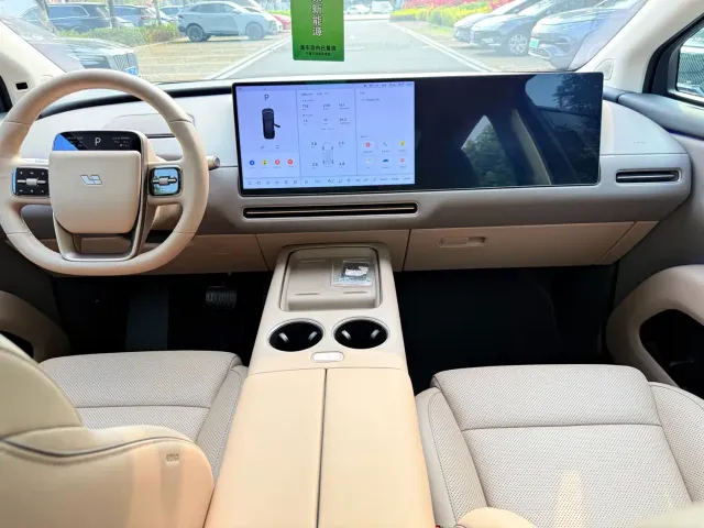 Li Auto i8 — Фото автомобиля 23