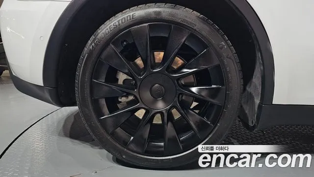 Tesla Model Y — Фото автомобиля 6
