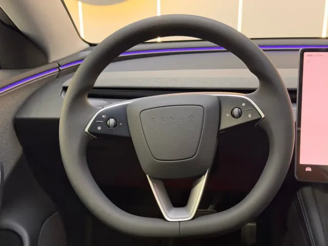 Tesla Model 3 — Фото автомобиля 22