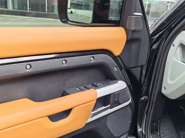 Land Rover Defender — Фото автомобиля 9