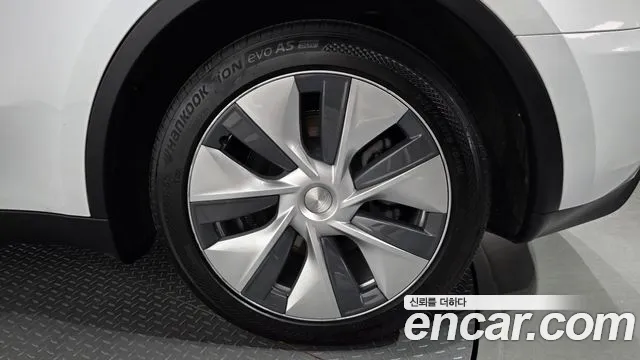 Tesla Model Y — Фото автомобиля 6