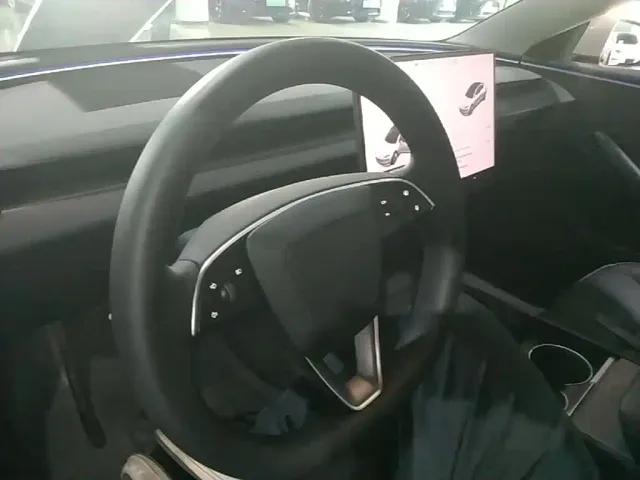 Tesla Model 3 — Фото автомобиля 9