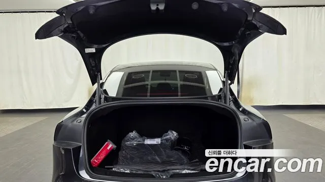 Tesla Model 3 — Фото автомобиля 17