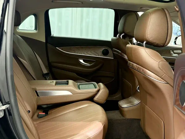 Mercedes-Benz E-Class — Фото автомобиля 7