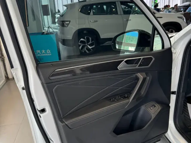 Volkswagen Tiguan L — Фото автомобиля 7