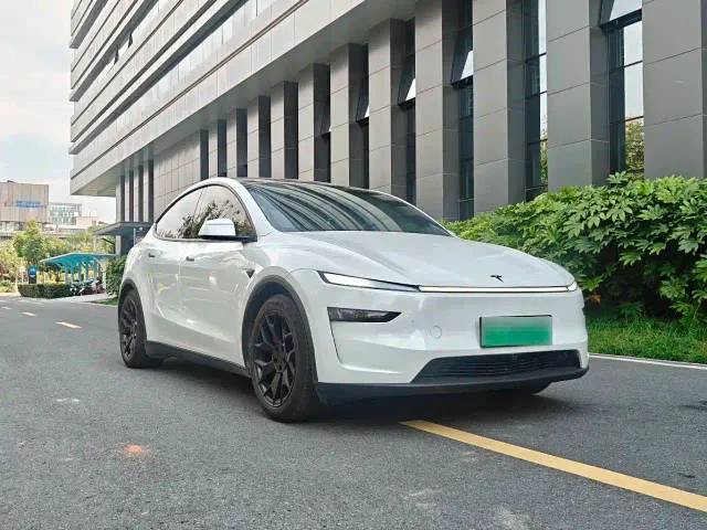 Tesla Model Y L — Фото автомобиля 3