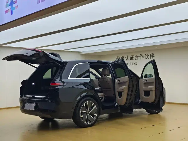Li Auto L8 — Фото автомобиля 10