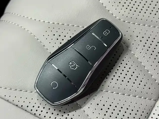 BYD Tang — Фото автомобиля 6