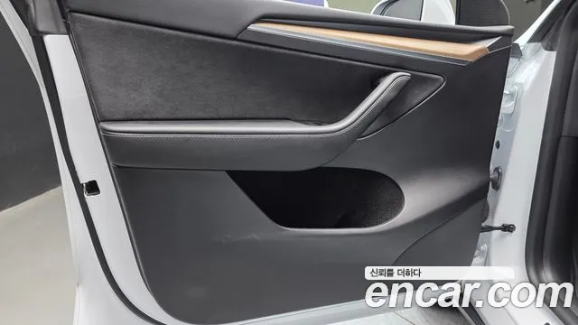 Tesla Model Y — Фото автомобиля 24