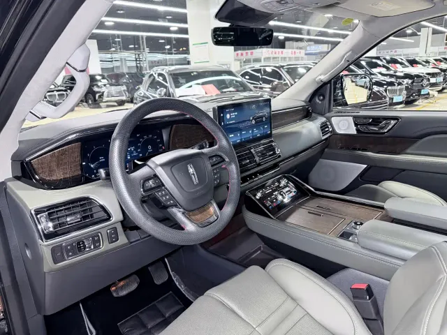 Lincoln Navigator — Фото автомобиля 2