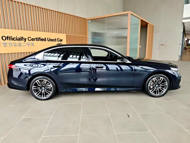 BMW 5 Series — Фото автомобиля 3
