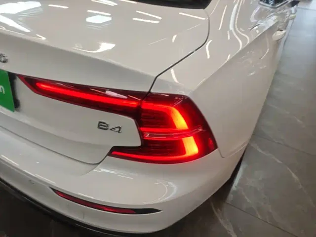 Volvo S60 — Фото автомобиля 7