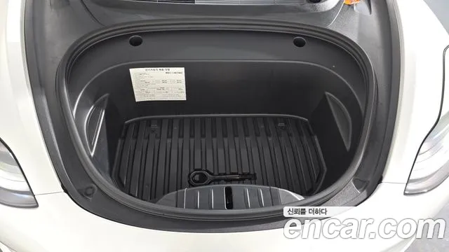 Tesla Model 3 — Фото автомобиля 9