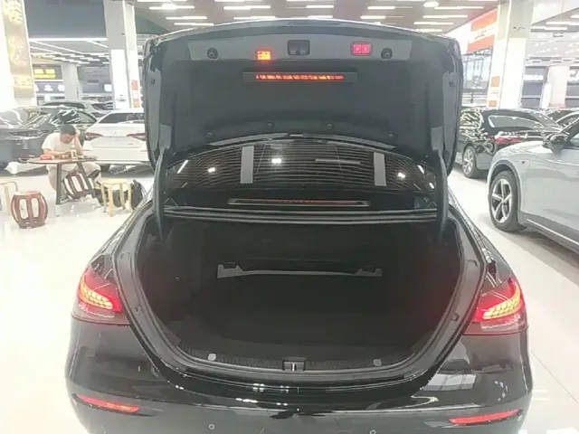 Mercedes-Benz E-Class — Фото автомобиля 18