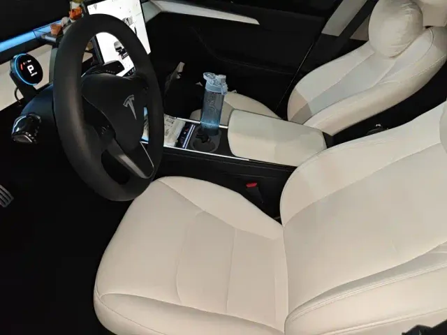 Tesla Model Y — Фото автомобиля 16